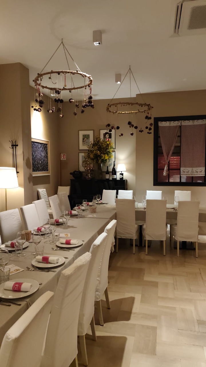 Lunga tavolata allestita per banchetti ed eventi privati da Da Antonello a Foggia